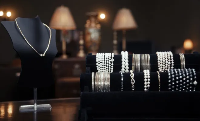 Vente colliers pour femmes, La Seyne-sur-Mer, Samphors Bo